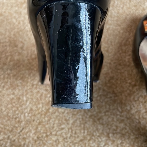 Tory Burch Black Patent Leather Pumps with Gold Logo - Picture 7 of 8